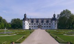 Bild: schloss_neuhaus_gartenfront.jpg